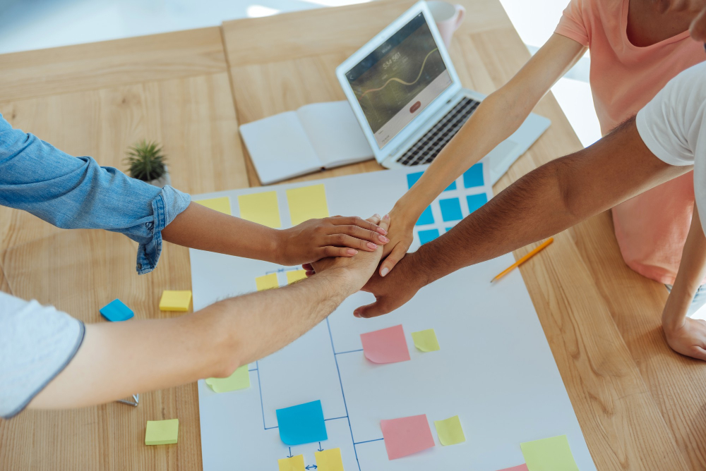Equipe reunida em ambiente corporativo